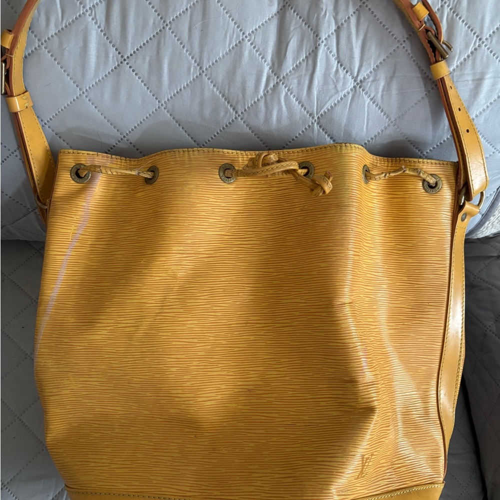 Yellow Epi noe Louis Vuitton handbag AR0975